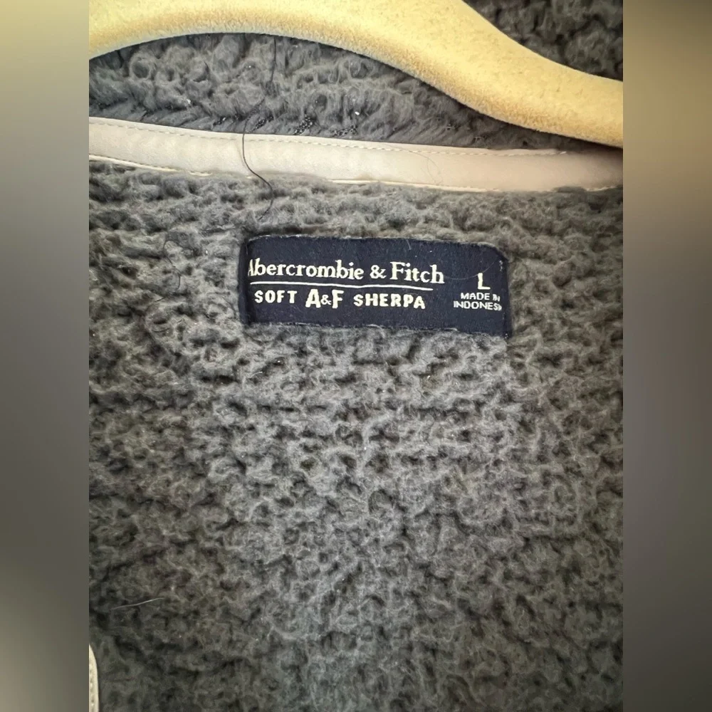 Abercrombie & Fitch Soft AF Sherpa Pullover - Picture 4 of 9
